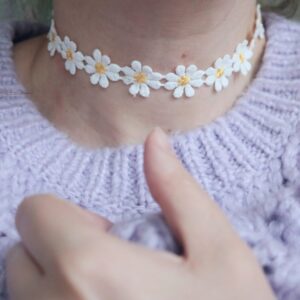 Stokrotkowy naszyjnik haftowany