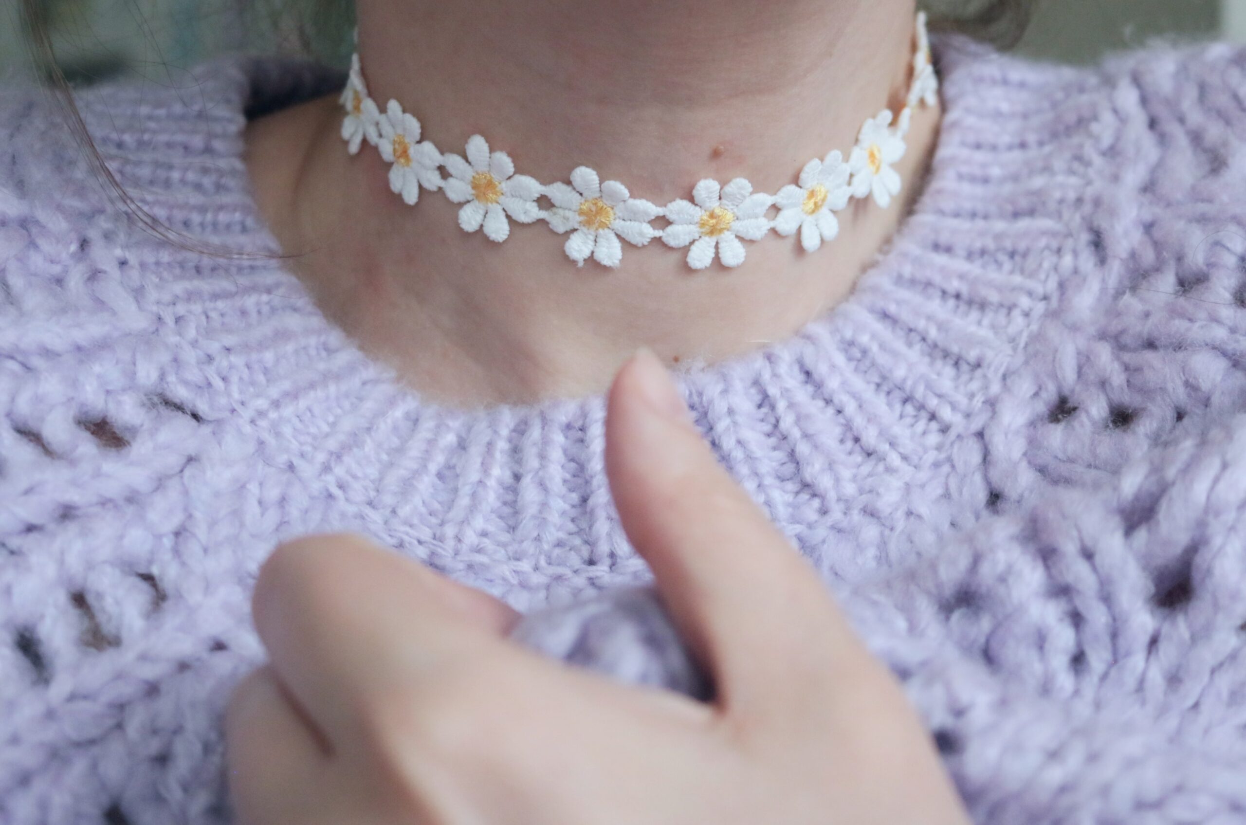 Stokrotkowy naszyjnik haftowany