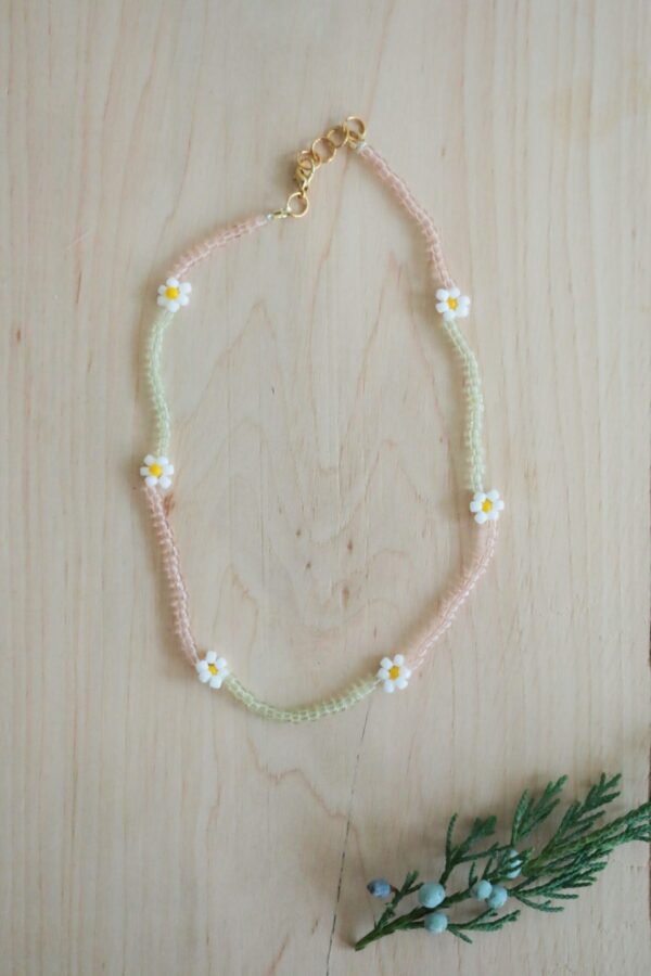 Stokrotkowy naszyjnik Bella